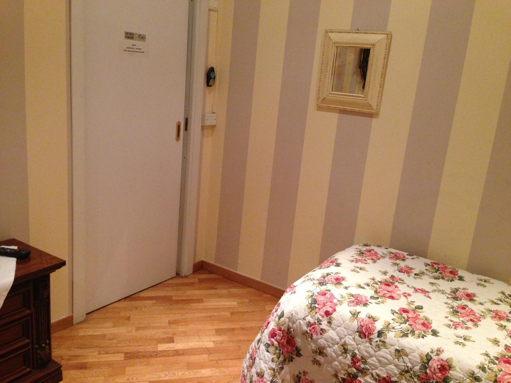 City'S House Guest House Bergamo Room photo